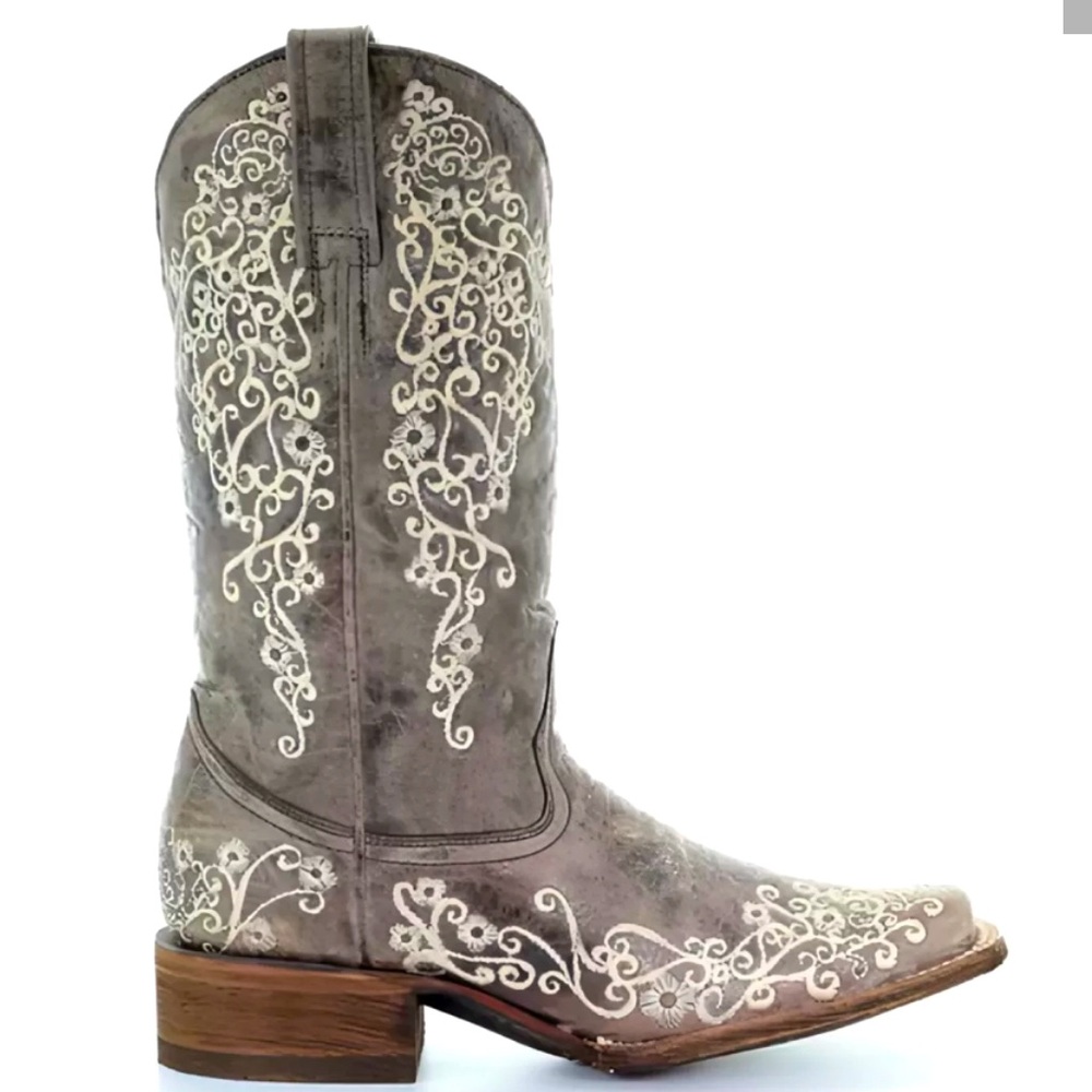 Corral distressed brown embroidered boots 👢 snip toe